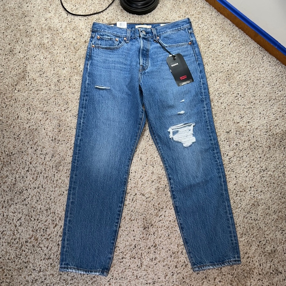NWT High Rise Free People x Levi’s Wedgie Distressed Jeans- sz30